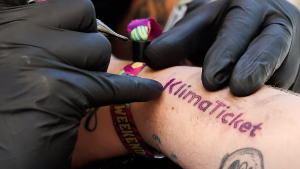 Ingyen utazhatnak tömegközlekedéssel az osztrák fiatalok tetoválásért cserébe