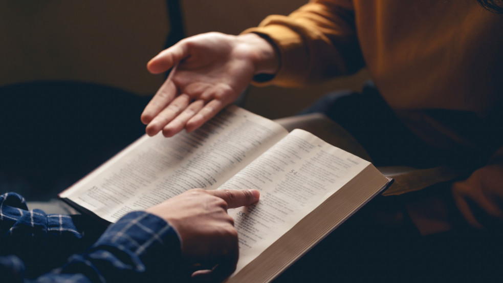 „Erőszakos és vulgáris” tartalom miatt eltávolították a Bibliát utahi iskolákból