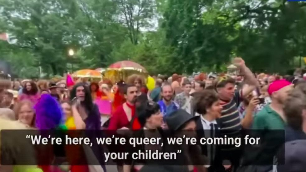 „Eljövünk a gyerekeitekért” - skandálták a drag-felvonulás résztvevői New Yorkban