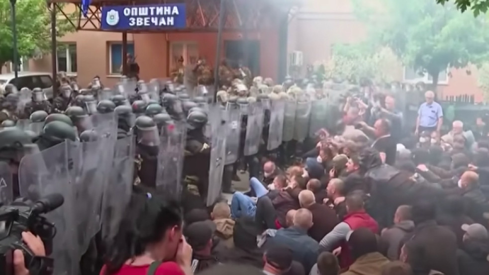 Több mint 20 magyar katona sérült meg a koszovói zavargásokban - videó