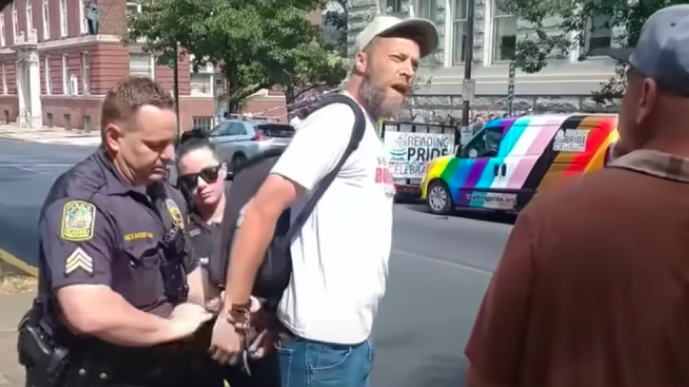 Ejtették a vádat az amerikai utcai prédikátor ellen, aki a Bibliából idézett hangosan egy Pride-rendezvényen