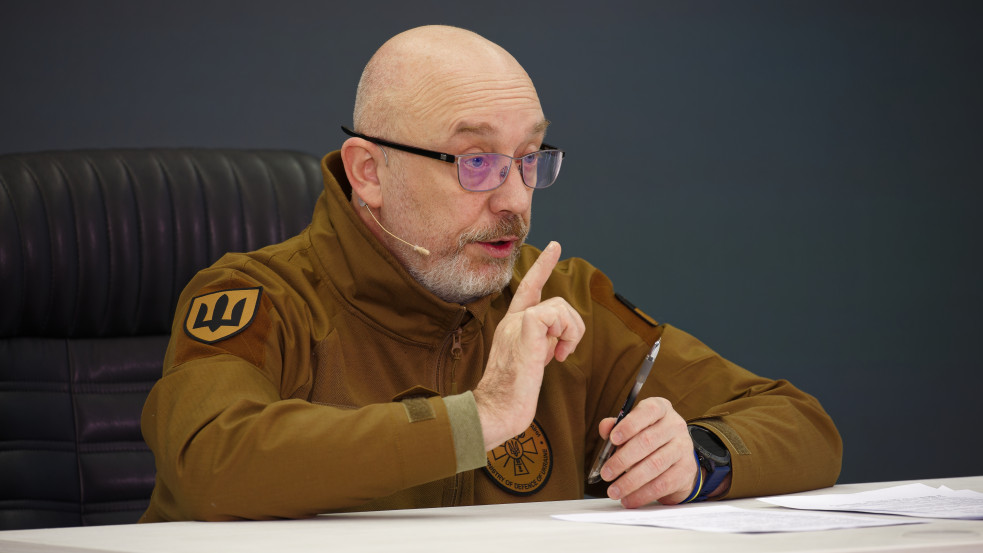 „Új megközelítés kell”: menesztette Zelenszkij az ukrán védelmi minisztert
