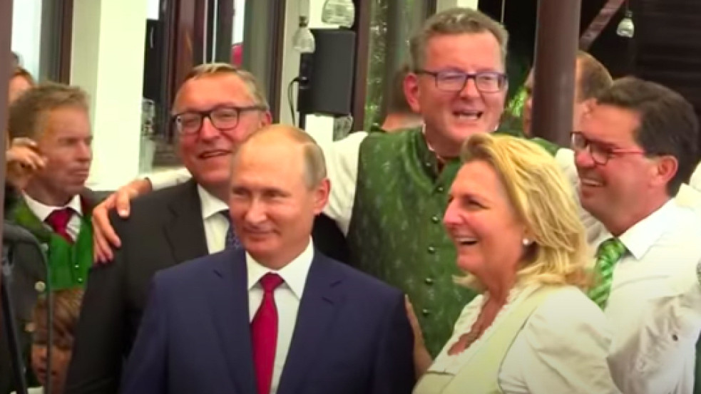 Oroszországba költözik a volt osztrák külügyminiszter, aki Putyinnal táncolt az esküvőjén