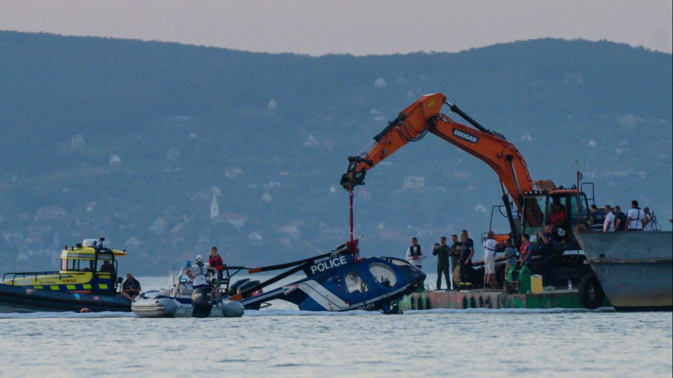 Videó: a Balatonba zuhant egy rendőrségi helikopter, vizsgálják a körülményeket