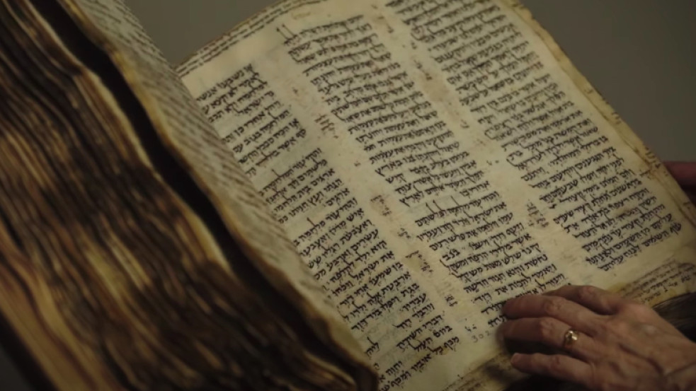 Videó: a pilótafülkében utaztatták az ezeréves héber Bibliát Izraelbe