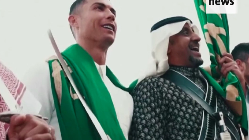 Videó: tradicionális ruhában táncolt Cristiano Ronaldo a szaúdi nemzeti nap alkalmából