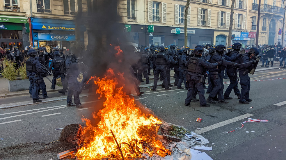Fotó: megrongálták egy gyülekezet épületét Marseille-ben, keresztényellenes szöveget írtak a falára