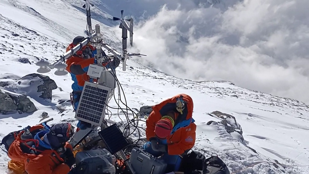 Nyolc meteorológiai állomást állítanak fel a Csúcsküldetés Everest tudományos expedíció tagjai (x)