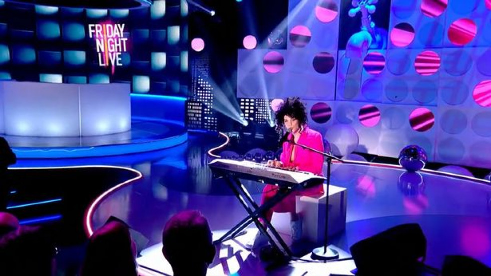 Botrány élő adásban: meztelenre vetkőzve mutogatta magát egy transznemű előadó egy vezető brit csatornán