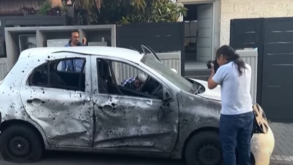 Túlélte egy izraeli nő, hogy a kocsija mellett csapódott be egy rakéta – videó
