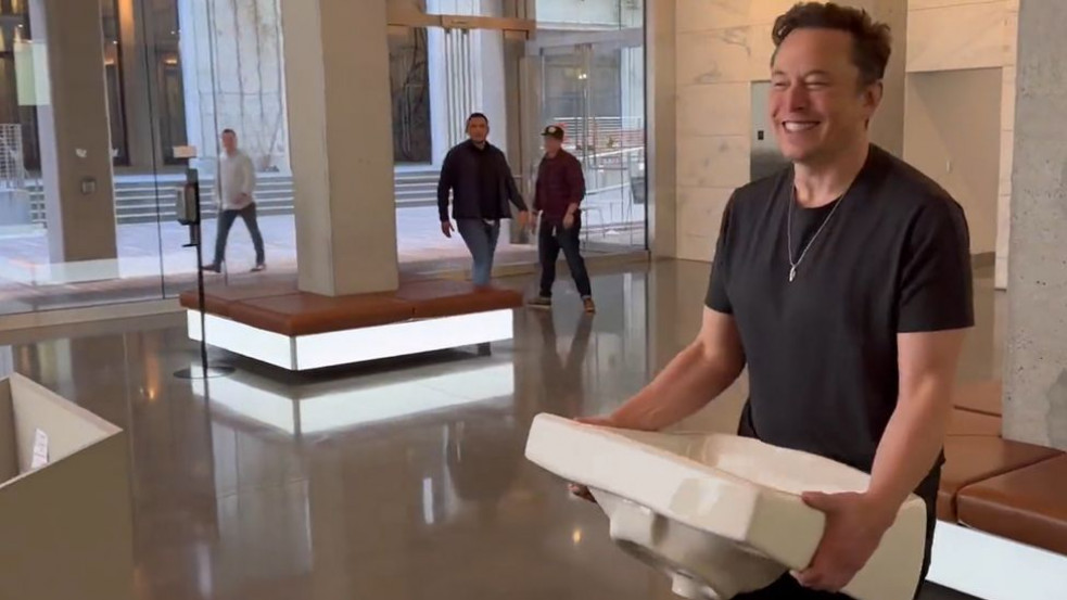 Elon Musk fogta magát és egy mosdókagylóval a kezében besétált a Twitterhez - videó