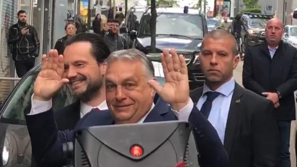 „Ne lőjenek!” - felemelt kézzel érkezett a brüsszeli konferenciára Orbán Viktor
