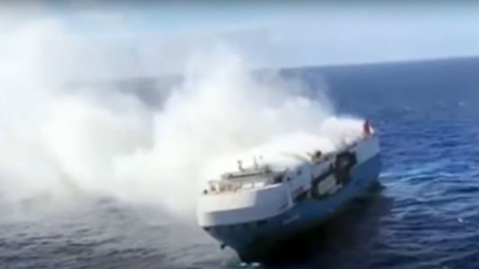 Kigyulladt egy több ezer luxusautót szállító teherhajó az Atlanti-óceánon