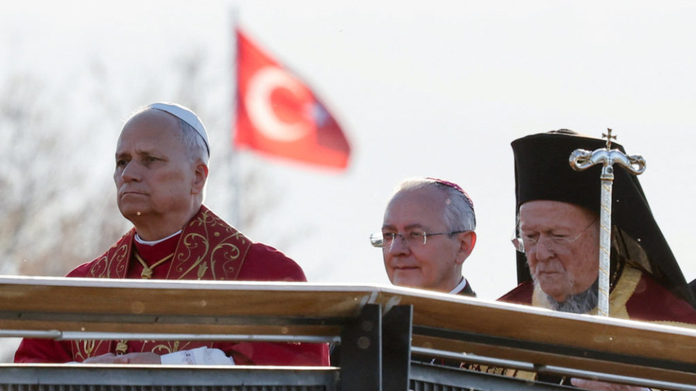 Leó keleten keresi az egységet: A pápa első útja a Közel-Keletre vezetett