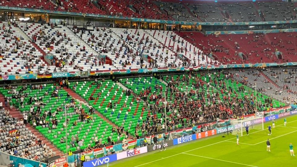 Feltartott tábláért százezres büntetés? - Szijjártó szerint az UEFA döntése szégyenletes és gyalázatos