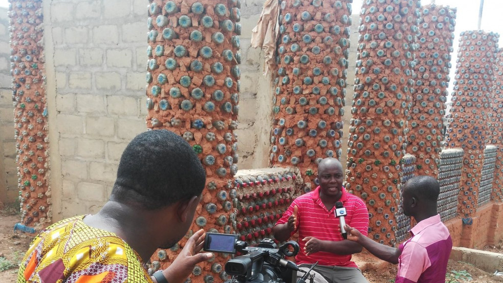 Műanyagpalackokból épült közösségi könyvtár Afrikában