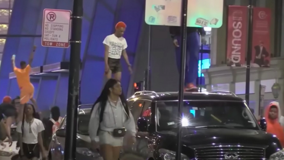 Tinilázadás Chicagóban: több száz vandál fiatal lepte el az utcákat, autókon ugráltak - videó