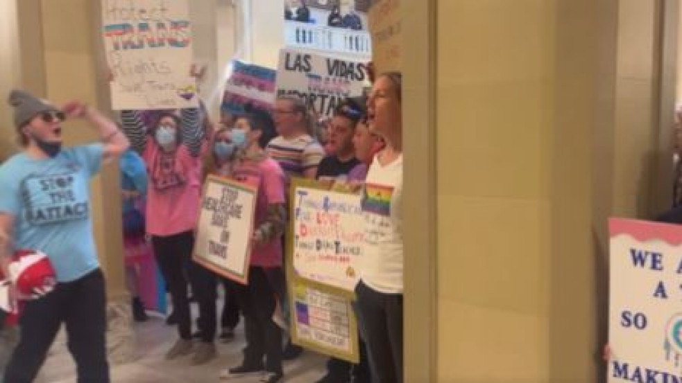 Videó: dühödt transzaktivisták elfoglalták a törvényhozás épületét Oklahomában, a gyerekek nemváltásért való jogáért tüntettek