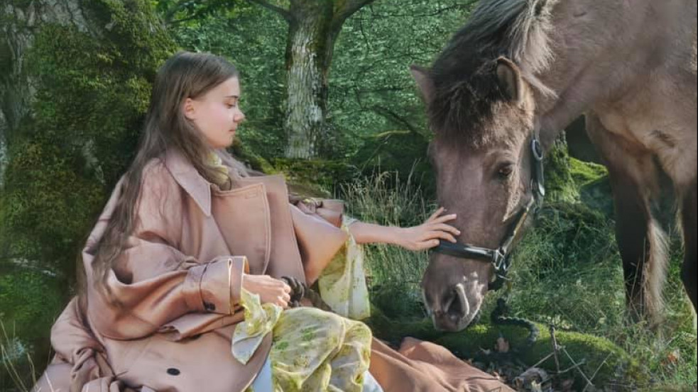 Lovat simogató Greta Thunberg szidja a divatot a Vogue címlapján 