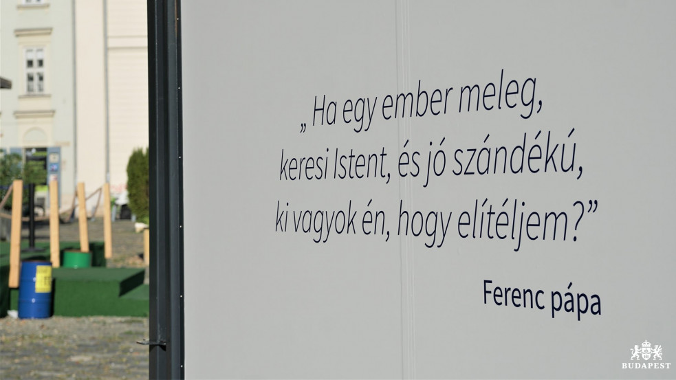 Melegekről szóló Ferenc pápa idézet harsog a BKK járatain 