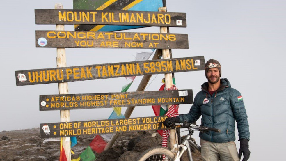 Páratlan teljesítmény: kerékpárral a hátán jutott fel a Kilimandzsáró csúcsára Zichó Viktor