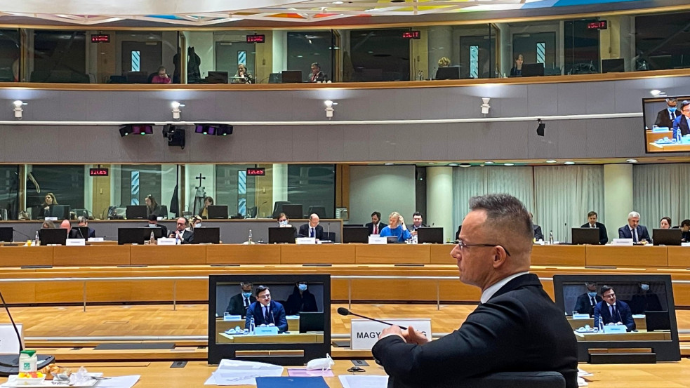 Szijjártó Brüsszelben: a provokálás, az erőfitogtatás és az üzengetés helyett térjenek vissza a tárgyalóasztalhoz!