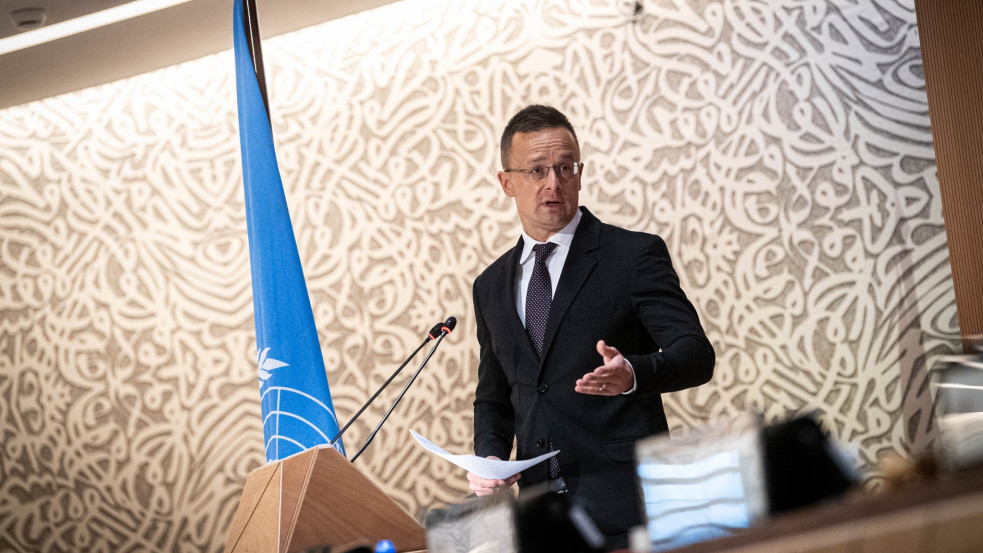 Szijjártó: az Ukrajnából menekülők és az illegális migránsok között nem lehet párhuzamot vonni