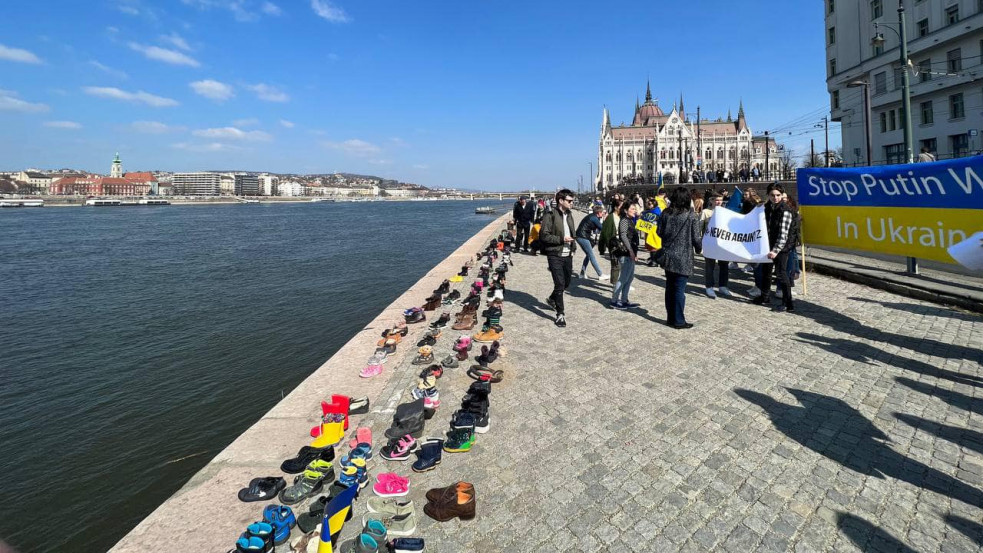 Megszólalt az izraeli nagykövet a Duna-parti cipőknél tartott ukrán demonstrációról