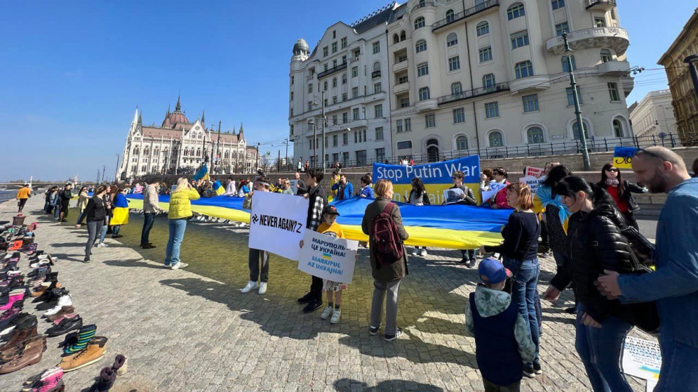 Ukránok demonstráltak a Duna-parti cipőknél