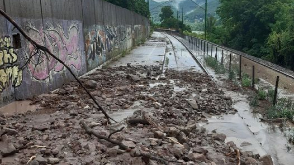 Vonatpótló hajót vetnek be a sínekre ömlött sárlavina miatt a Dunakanyarban
