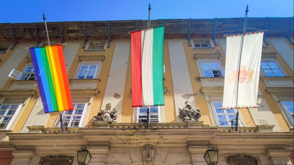Ön tiltaná, hogy középületre szivárványos zászlót tűzzenek ki?