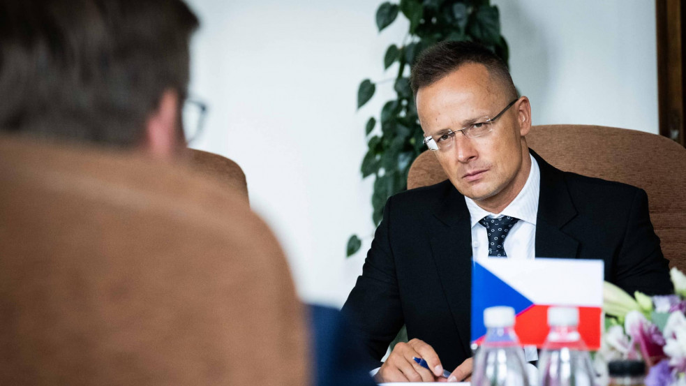 Szijjártó drámai beszéde Prágában: a 25. órában vagyunk, sok ezer ember hal meg, ha nem lesz béke