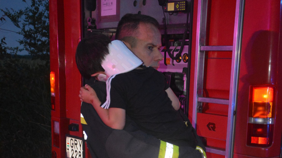 Megható fotó: karjában vigasztalta a tűzoltó a négyéves kisfiút a halálos baleset helyszínén