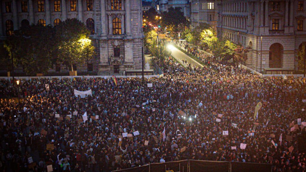 Több tízezer ember tüntetett a tanárokért a Kossuth téren