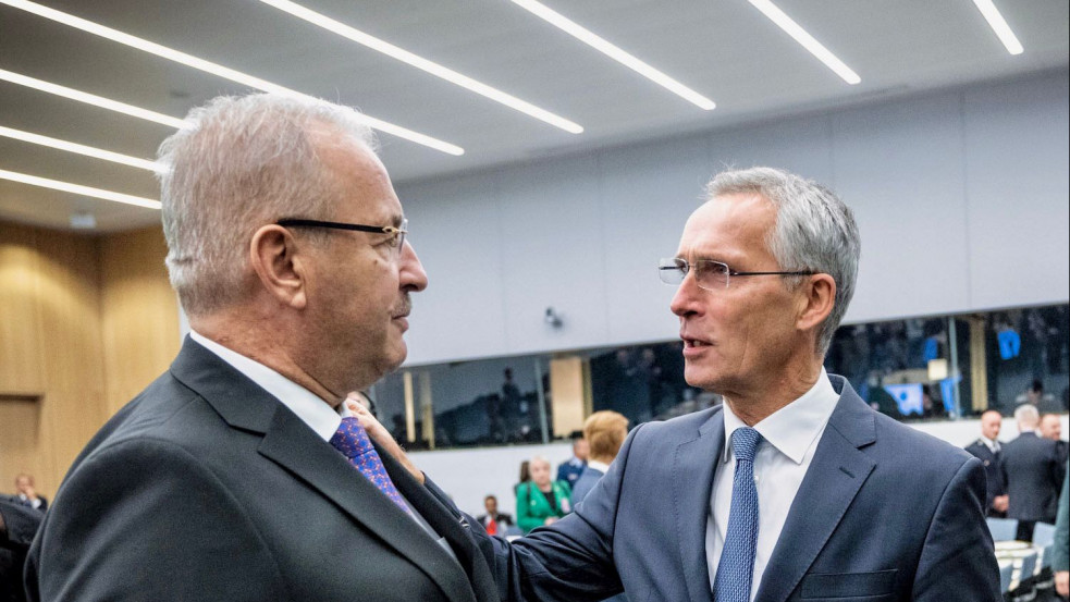 Lemondásra kényszerült a román védelmi miniszter, miután béketárgyalásokat sürgetett a NATO és Oroszország között