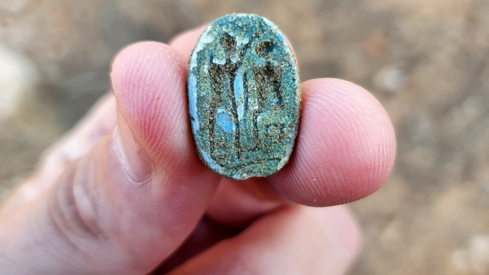 „Homokba dobott játéknak tűnt” - 3 ezer éves szkarabeusz-pecsétnyomót találtak egy iskolai kiránduláson Izraelben