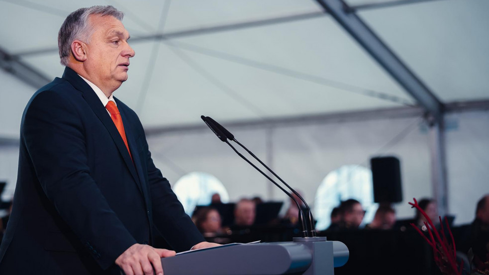 Orbán üzent: a szankciós benzinárakból keletkező extraprofitot elvonjuk