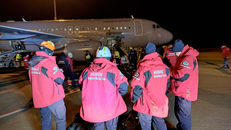 A Hunor mentőcsapat már 12 embert mentett ki a romok alól Törökországban
