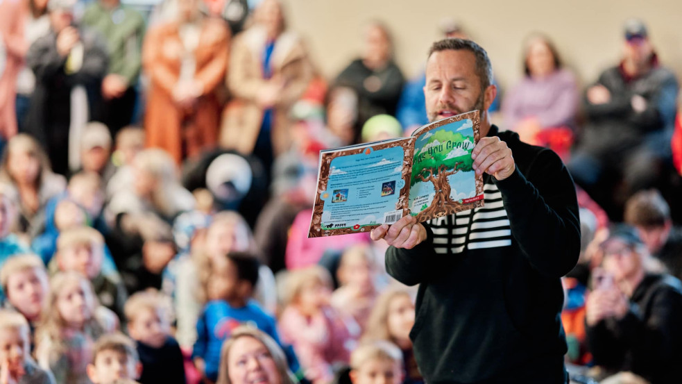 Meseórák harca: megdönti-e Kirk Cameron a drag queenek Guiness-rekordját Amerikában?