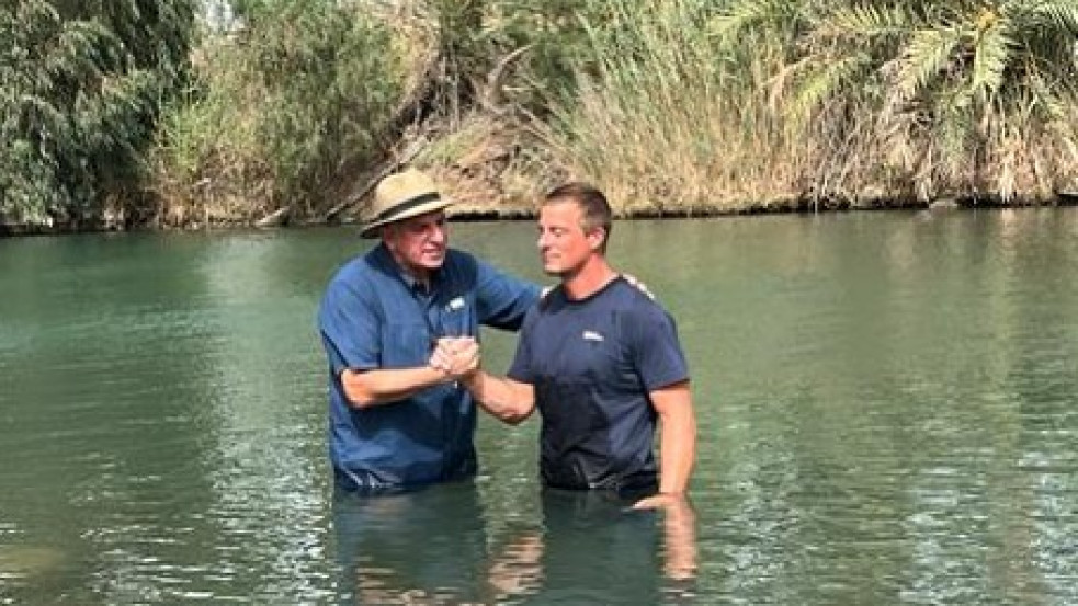 Bear Grylls megkeresztelkedett  a Jordánban
