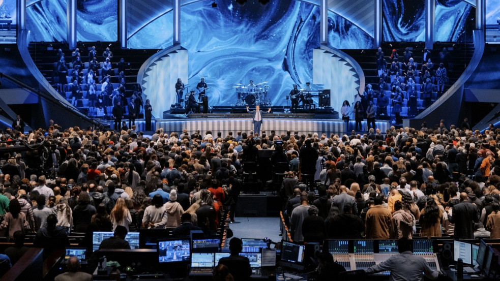 Dermesztő videó: lövöldözni kezdtek Joel Osteen gyülekezetében