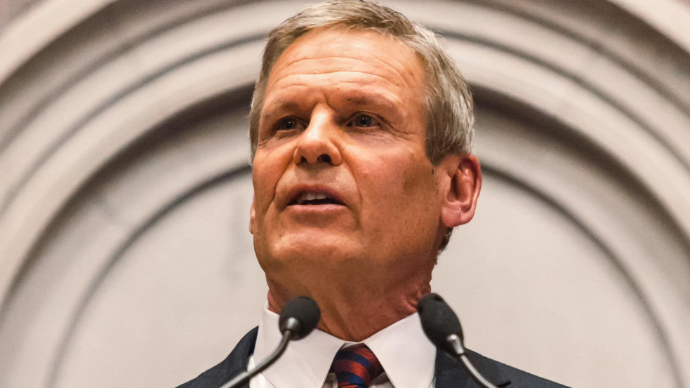 Tennessee kormányzója aláírta: többé nem kötelezhetők a tisztviselők az azonos nemű párok összeadására
