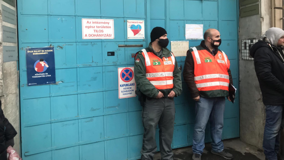 Bilincsben vitte el a NAV Iványi Gábor egyházának gazdasági vezetőjét