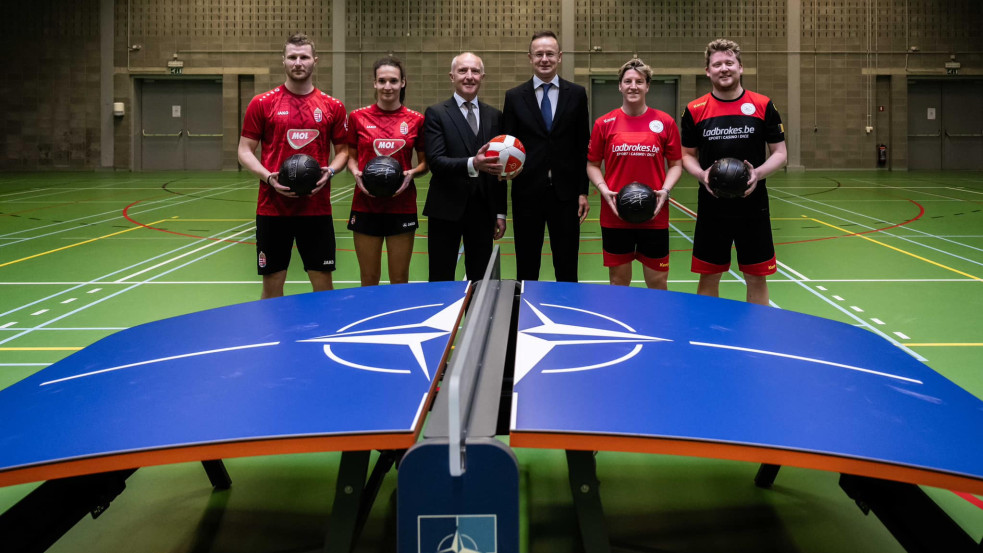Meglepetés! Szijjártó Teqball-asztalt ajándékozott a NATO-nak