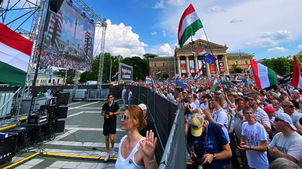 „Isten te vagy” - szellemgyógyász versével startolt tegnap Magyar Péter tüntetése