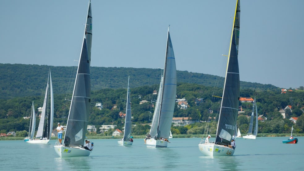 Erős szélben indult a Kékszalag verseny mezőnye Balatonfüredről