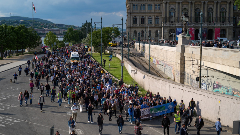 „Ami volt, újra megtörténhet” - a holokauszt és az október 7-ei mészárlás áldozataira emlékezve vonult Budapesten az Élet Menete
