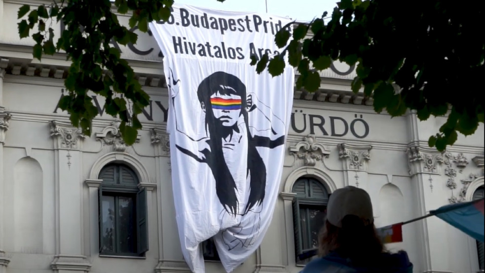 Látványos akcióval lepték meg a Pride-felvonulókat - videó
