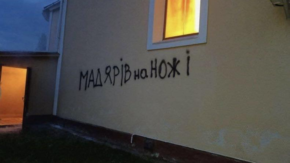 „Késhegyre a magyarokat!” - Felgyújtottak egy templomot Kárpátalján, az elkövetők üzenetet is hagytak