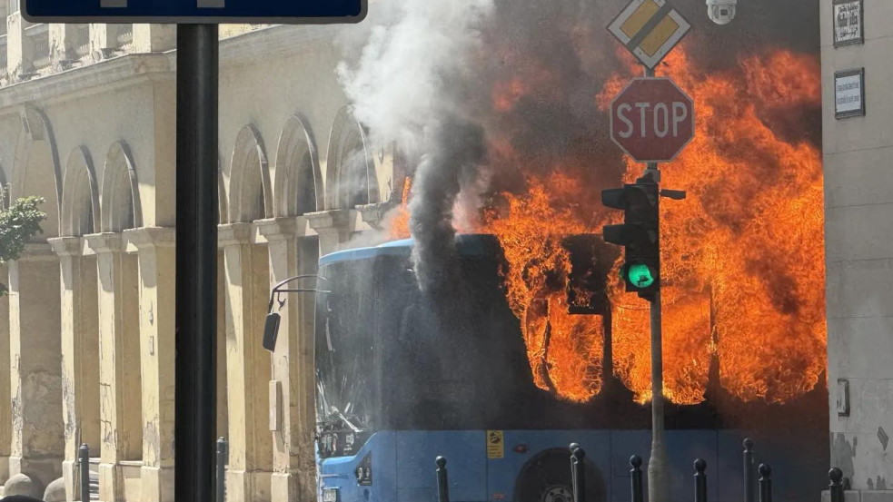 Videó: Akkora lángokkal égett egy busz a belvárosban, hogy átterjedt a tűz az egyik épületre